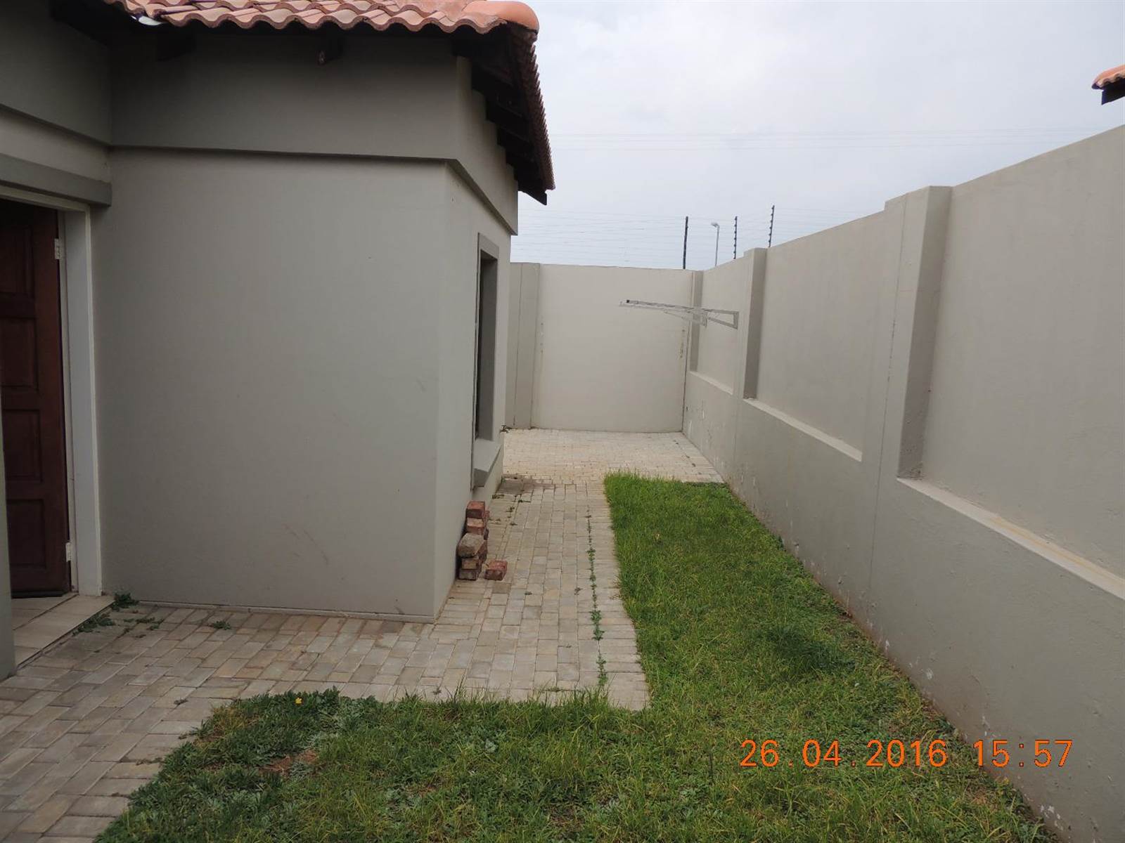 2 Bed Townhouse in Trichardt photo number 3
