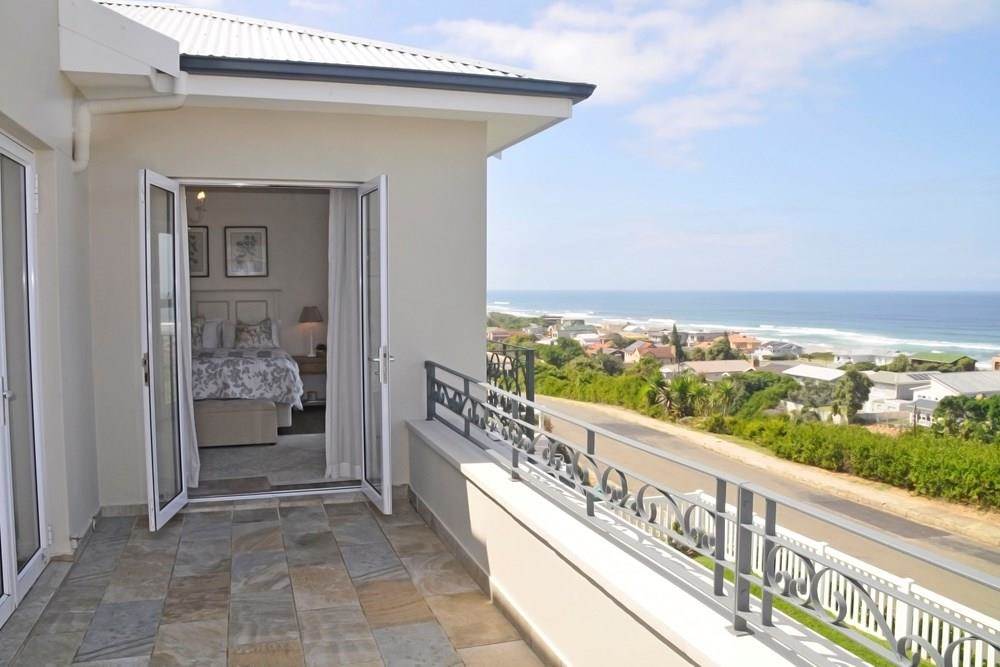 4 Bed House in Outeniqua Strand photo number 2