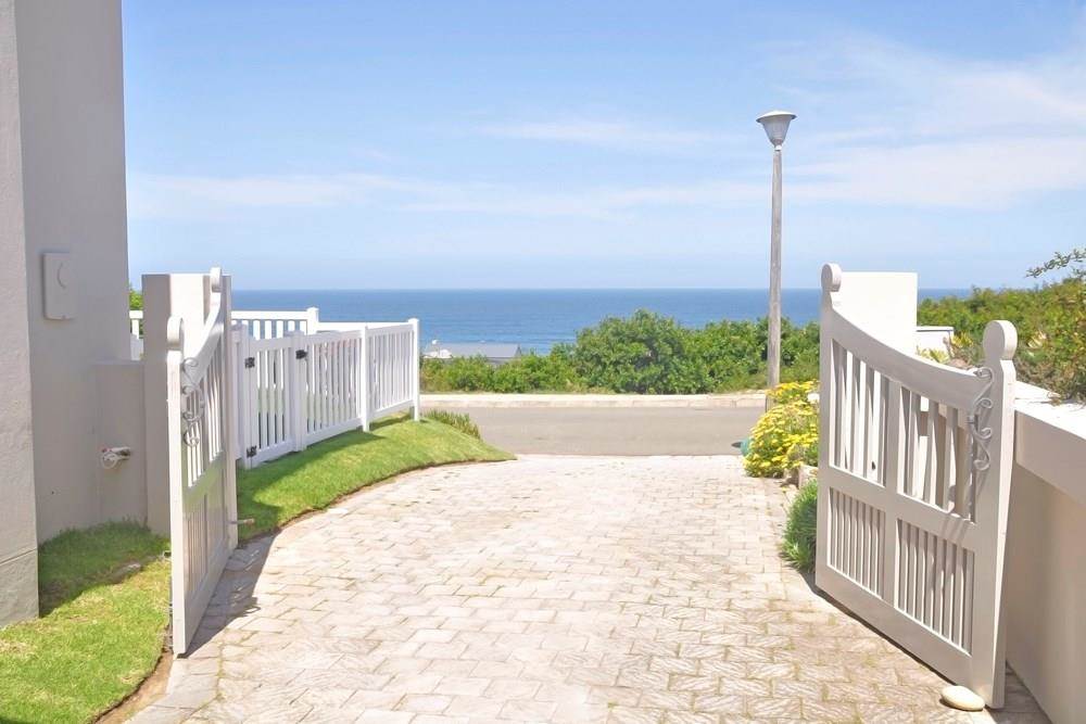 4 Bed House in Outeniqua Strand photo number 9