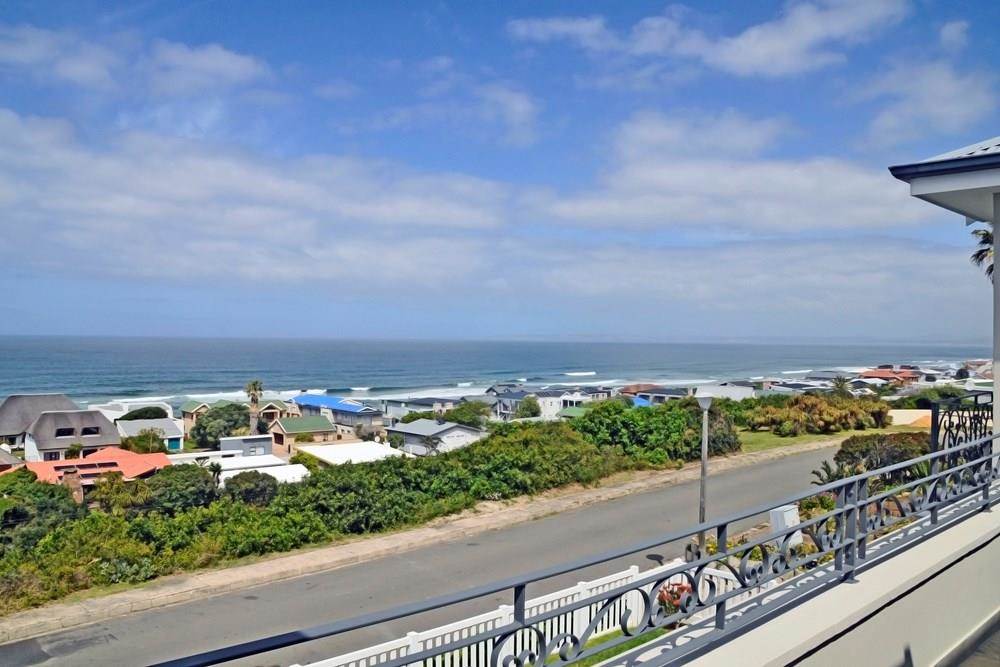 4 Bed House in Outeniqua Strand photo number 3