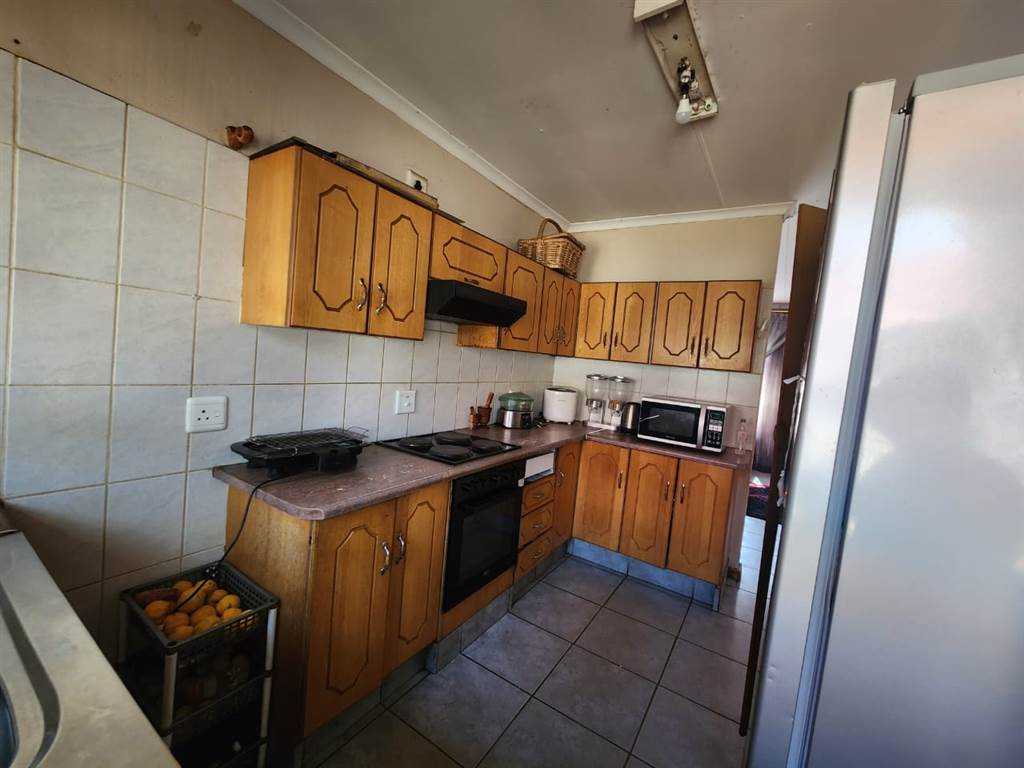 3 Bed House in Protea Park photo number 4