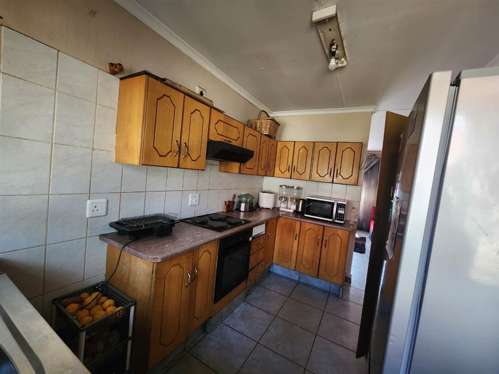 3 Bed House in Protea Park photo number 3
