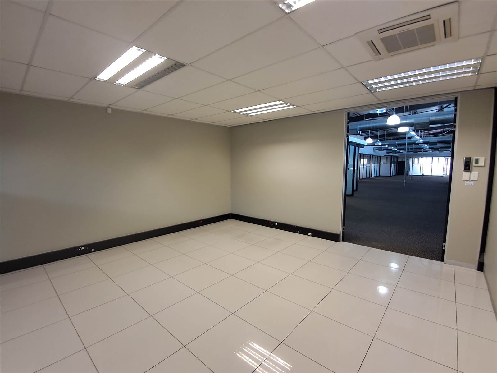 758  m² Commercial space in North Riding photo number 3