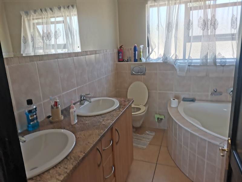 3 Bed House in Kyalami Hills photo number 18