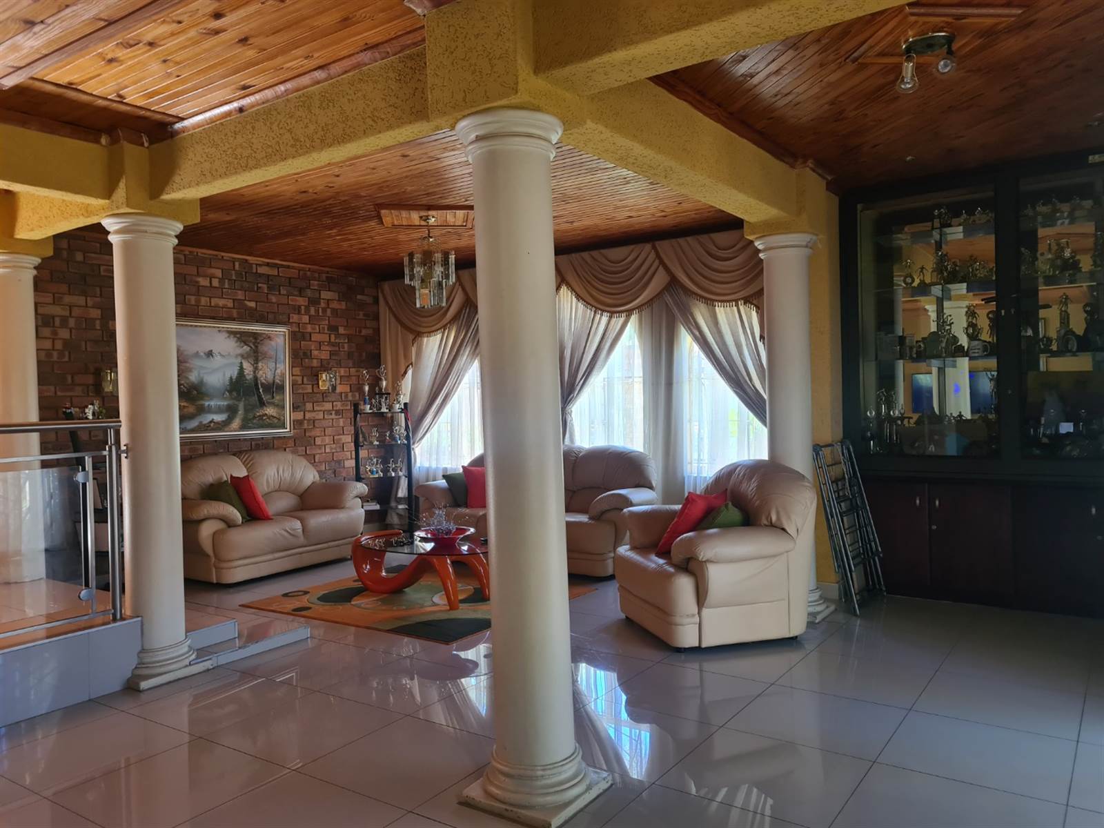 4 Bed House in Meredale photo number 11