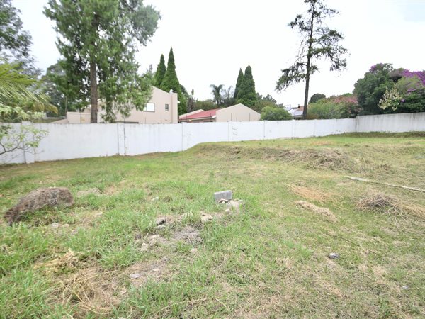 1 040 m² Land