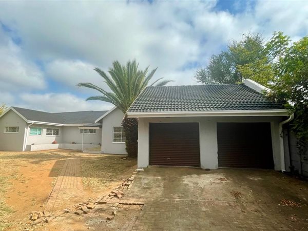 4 Bed House in Helikon Park