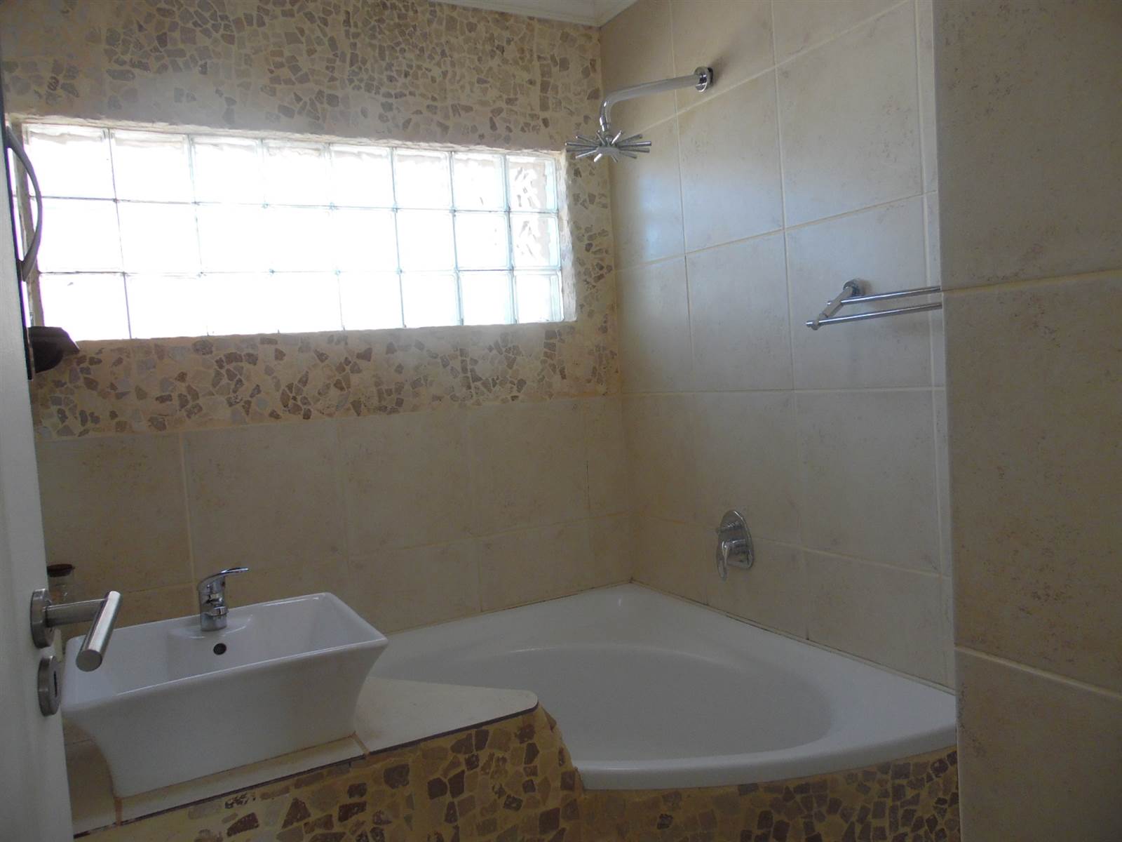 2 Bed Townhouse in Riebeeckstad photo number 7