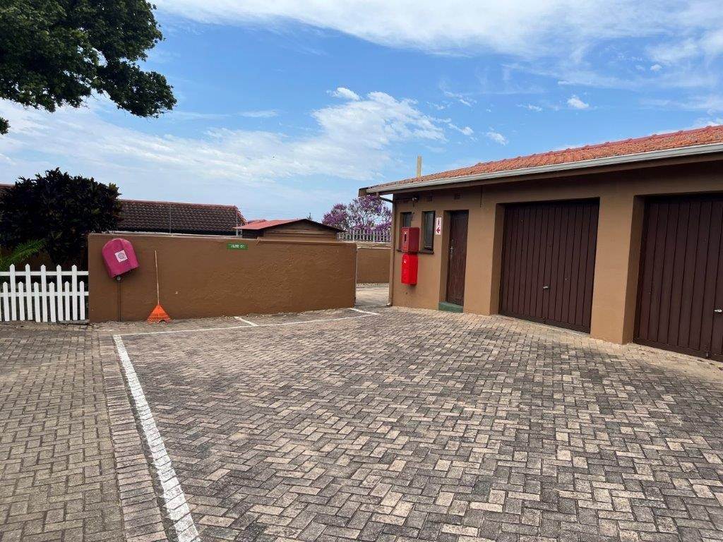 2 Bed Apartment in Scottburgh South photo number 23
