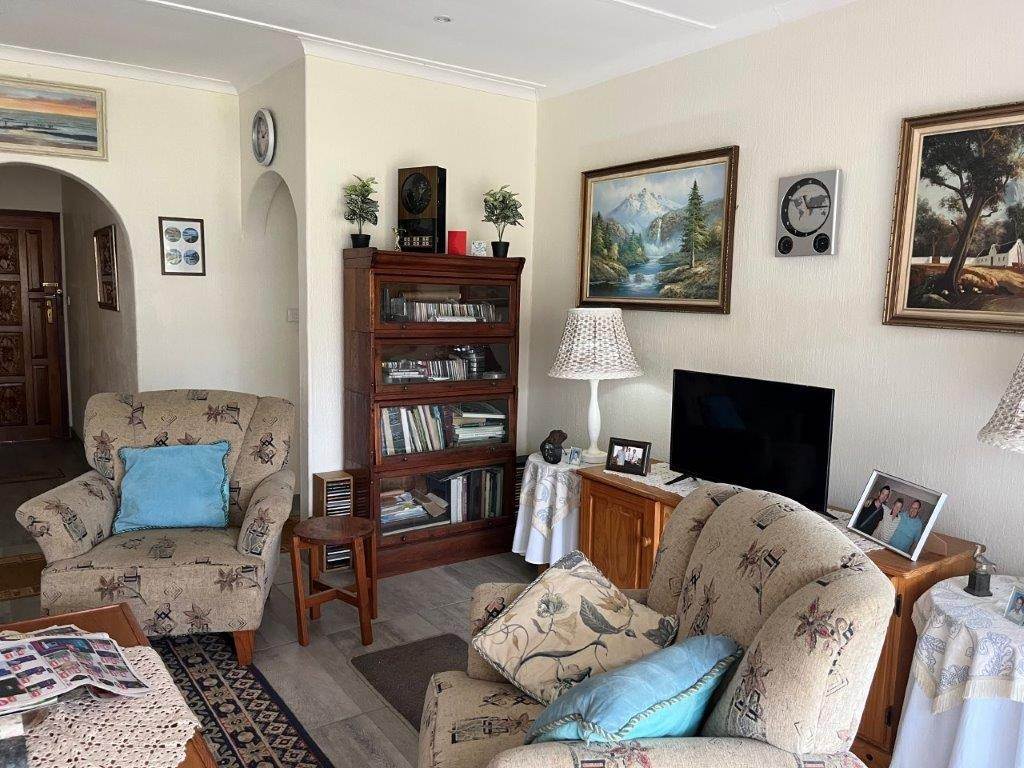 2 Bed Apartment in Scottburgh South photo number 8