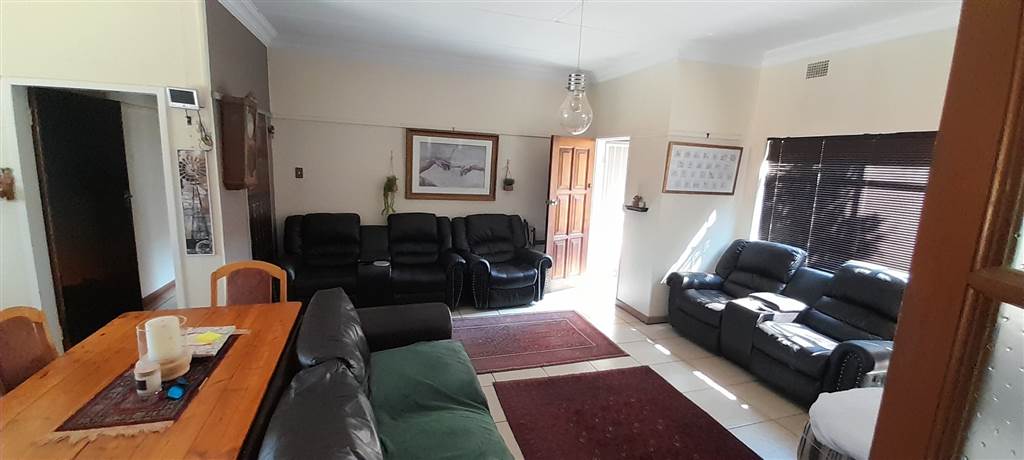 4 Bed House in Rietfontein photo number 2