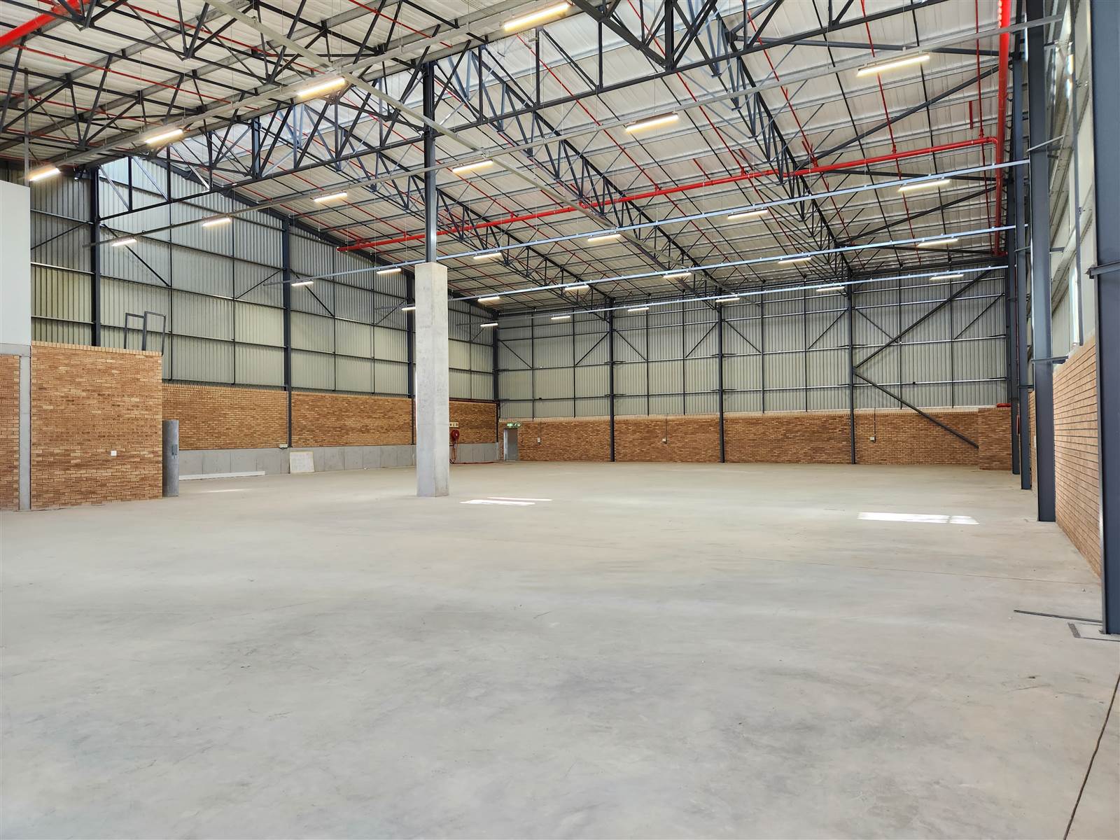 5000  m² Industrial space in Airport Park photo number 4