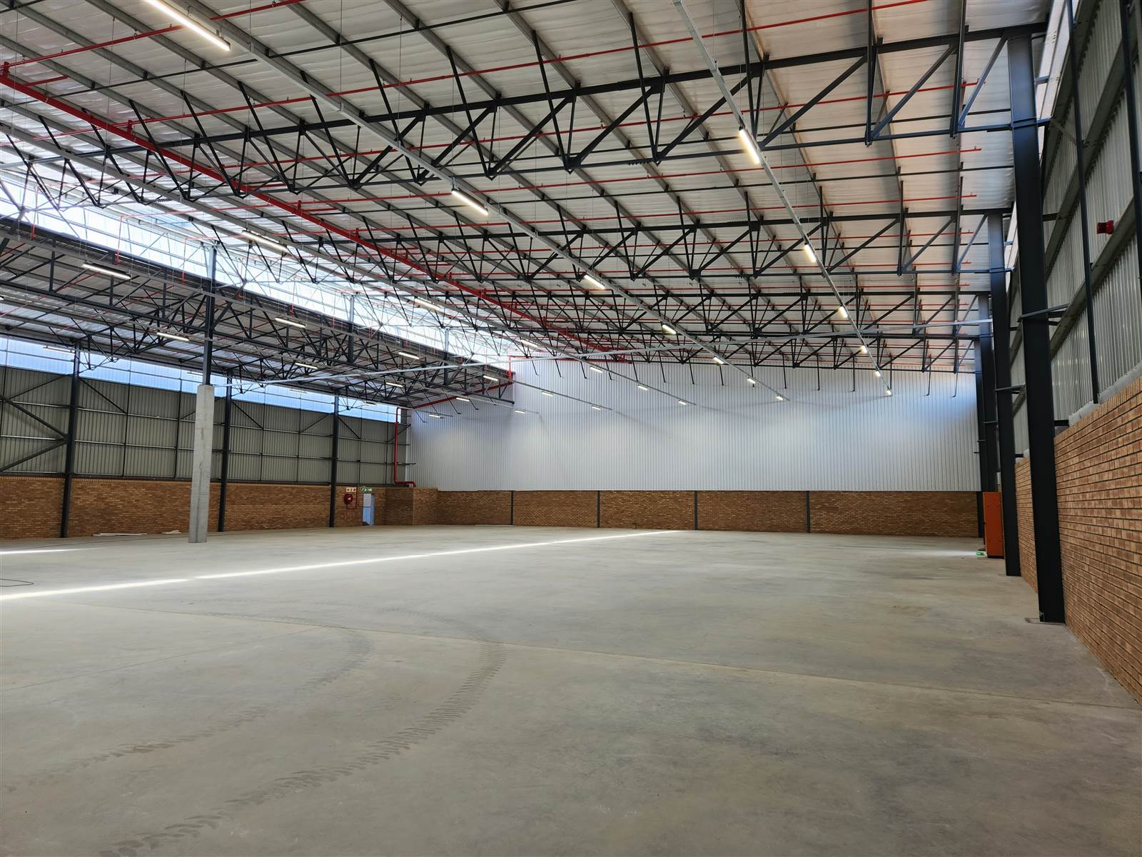 5000  m² Industrial space in Airport Park photo number 5