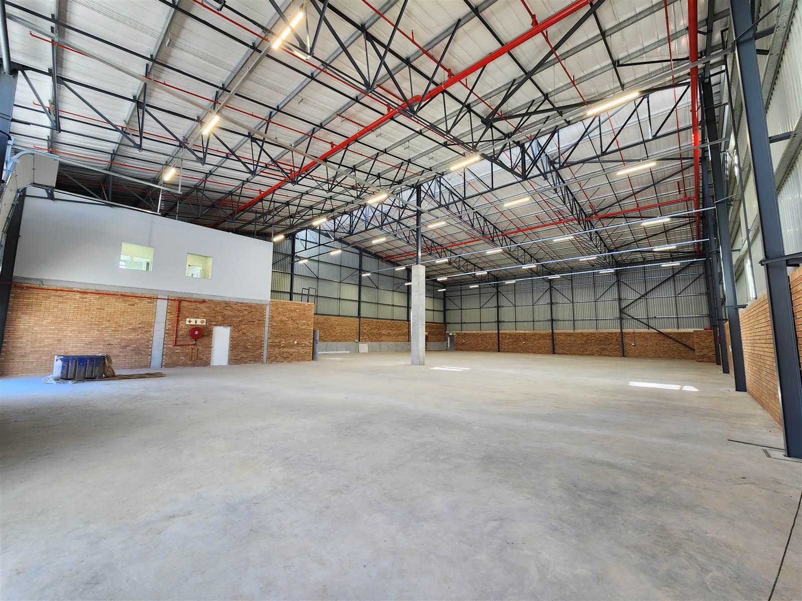 5000  m² Industrial space in Airport Park photo number 3