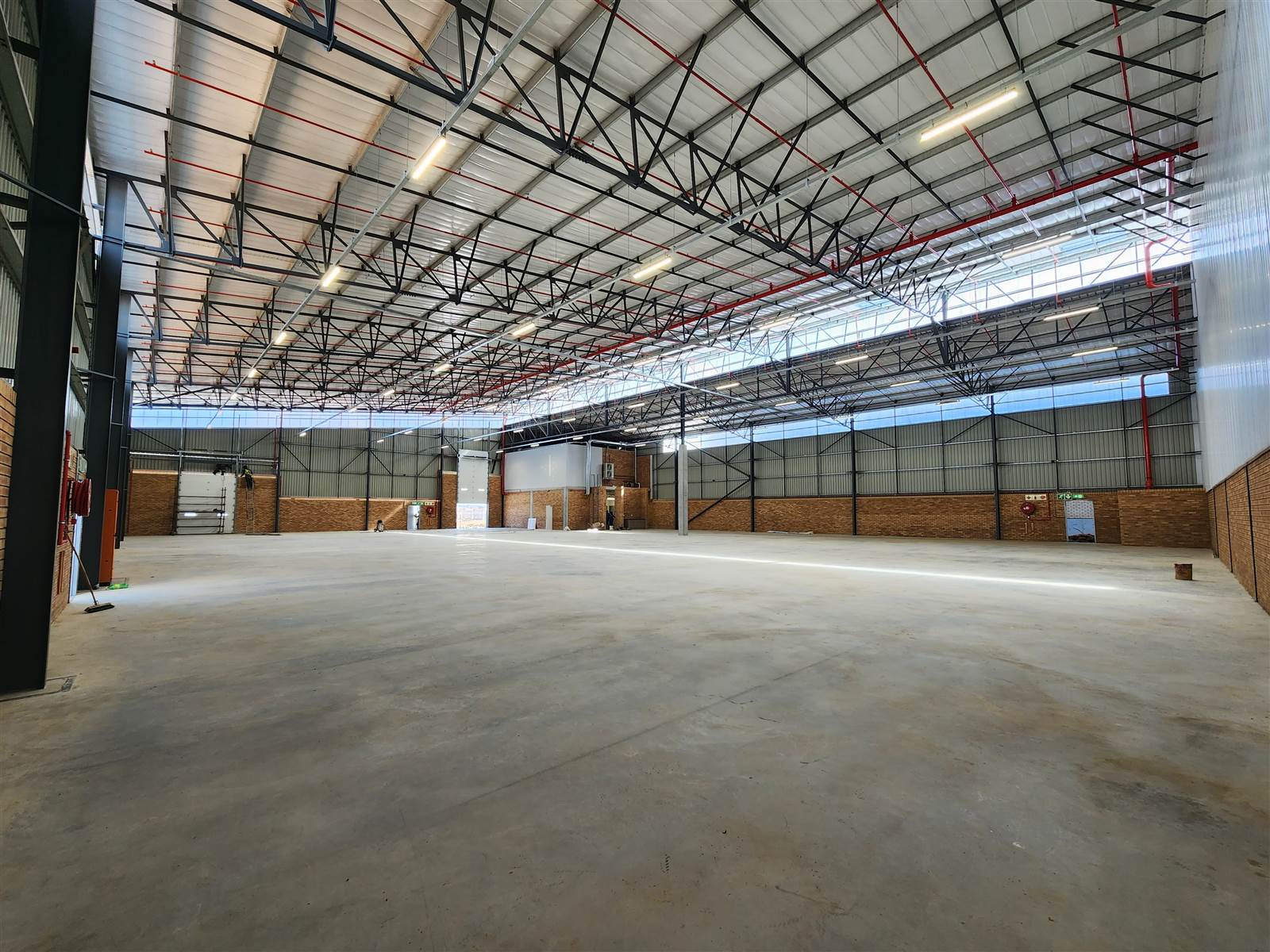 5000  m² Industrial space in Airport Park photo number 8