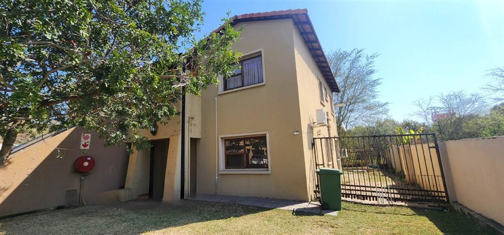 2 Bed Apartment in Waterval East photo number 11