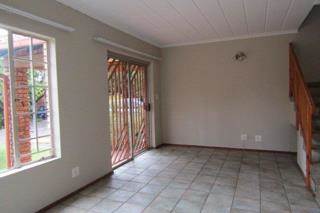 2 Bed Townhouse in Magalieskruin photo number 6