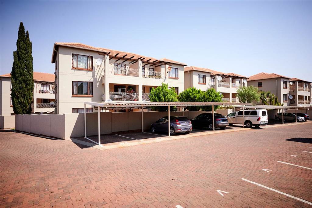 2 Bed Apartment in Sunninghill photo number 21