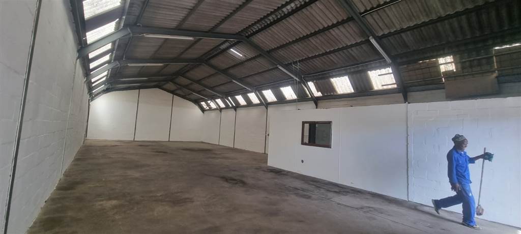 275  m² Industrial space in Airport Industria photo number 3