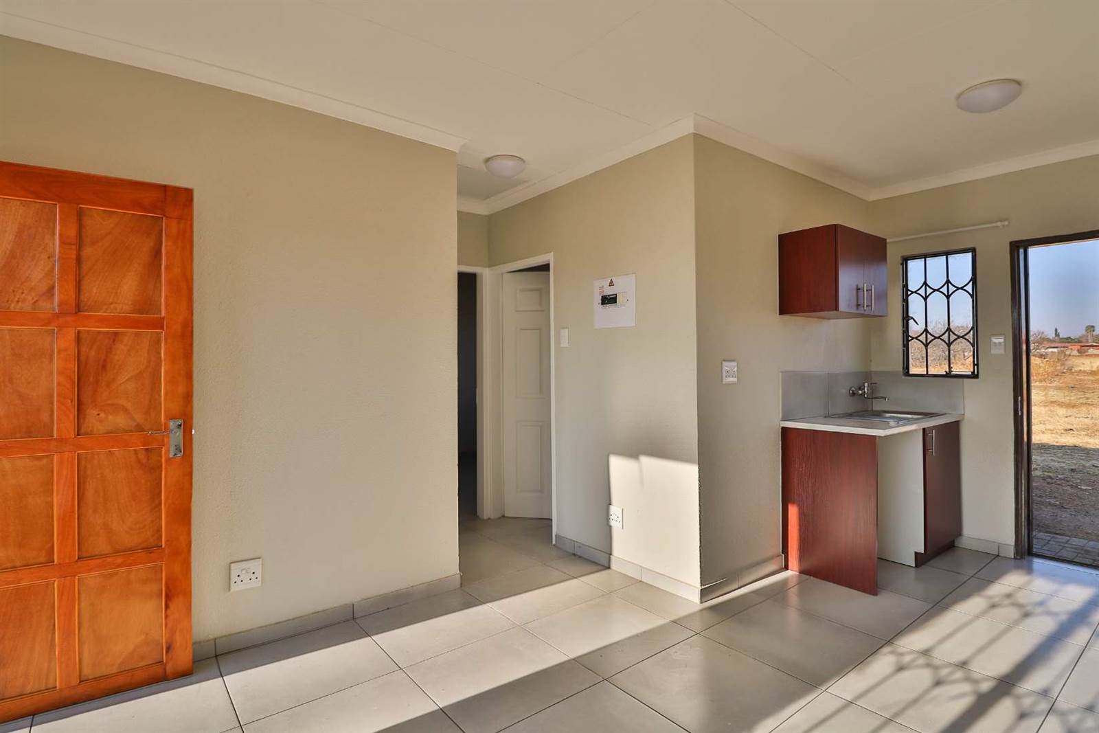 2 Bed House in Reiger Park photo number 5