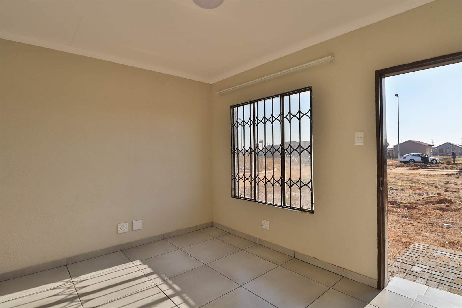 2 Bed House in Reiger Park photo number 8