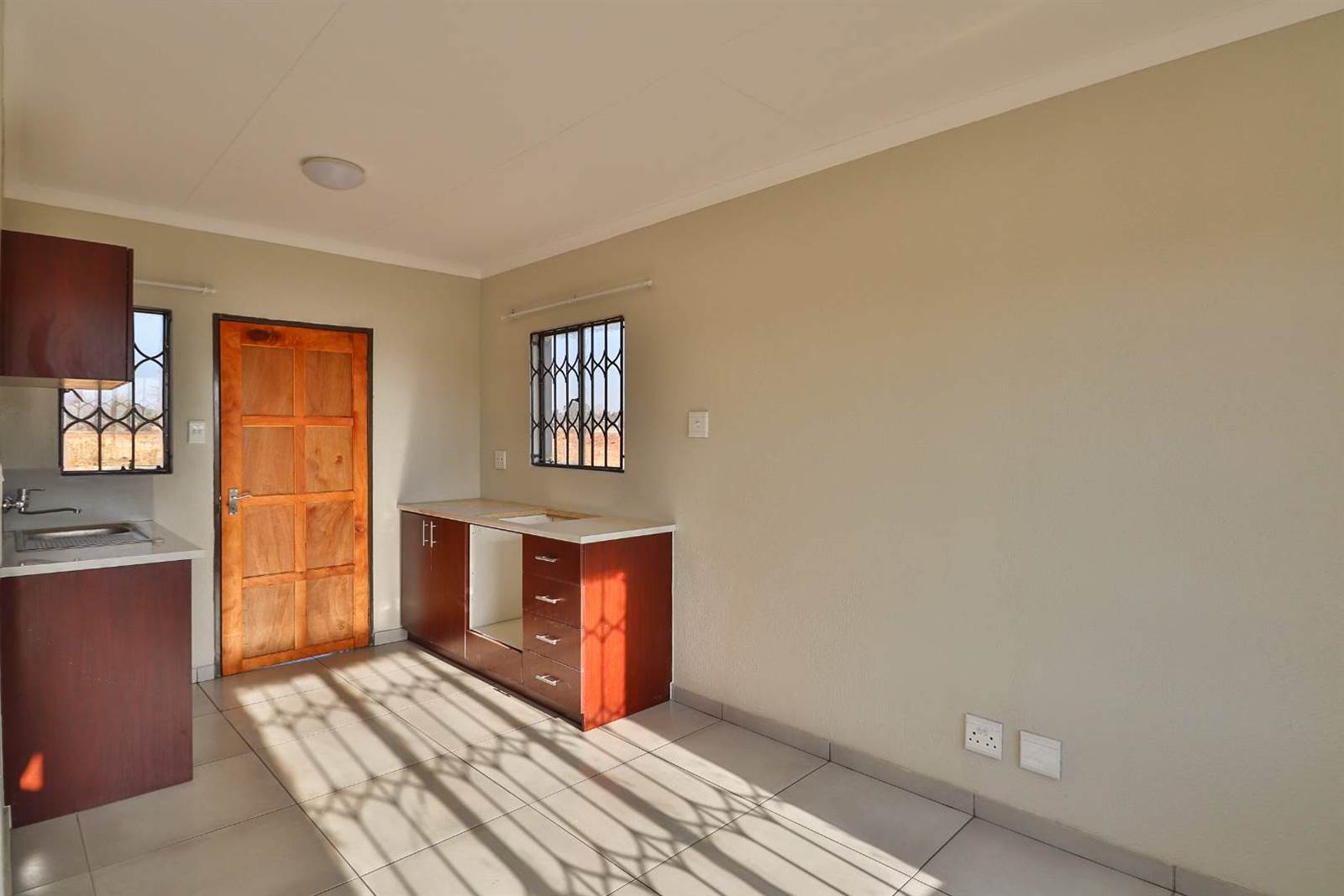 2 Bed House in Reiger Park photo number 4