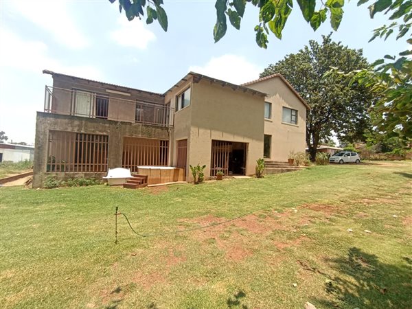 8600 m² Smallholding in Randfontein