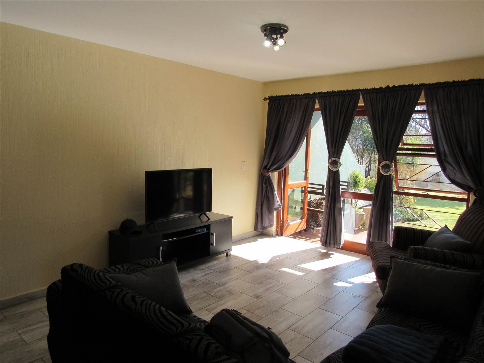 2 Bed Apartment in Lakefield photo number 11