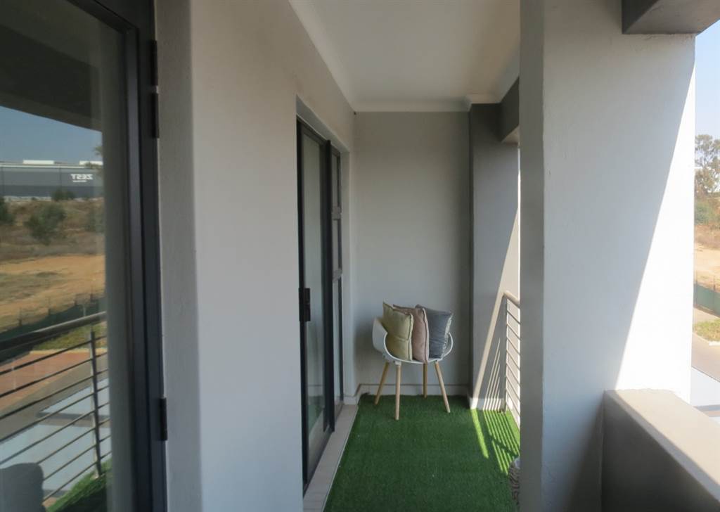 1 Bed Apartment in Modderfontein photo number 11