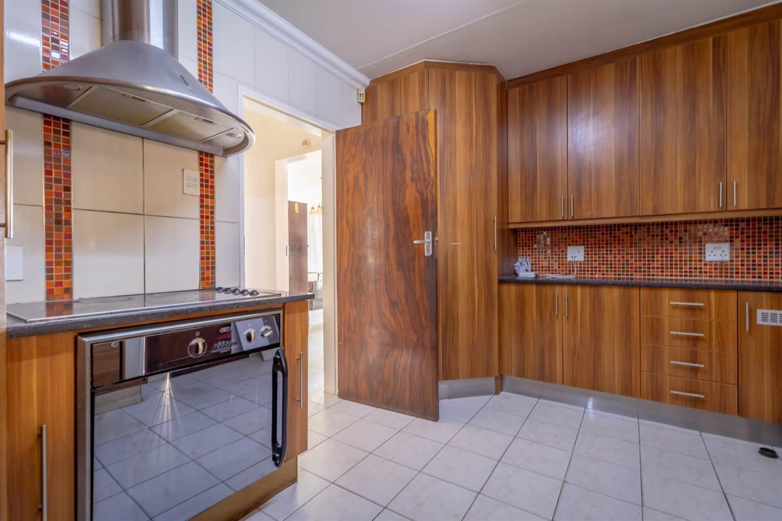 6 Bed House in Laudium photo number 10