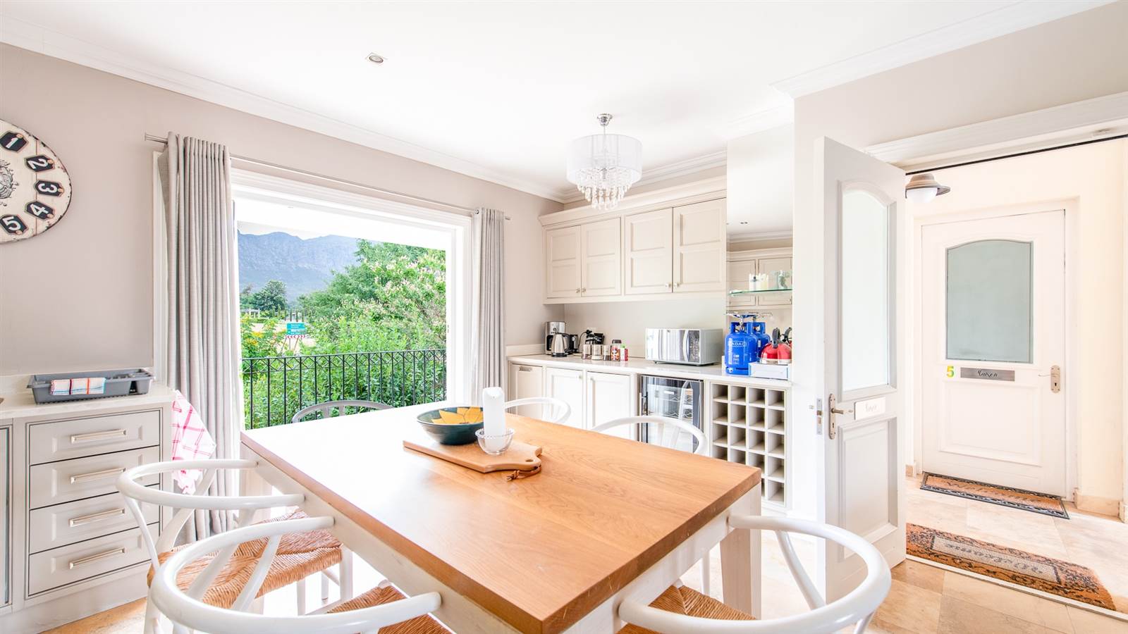 2 Bed Apartment in Franschhoek photo number 1