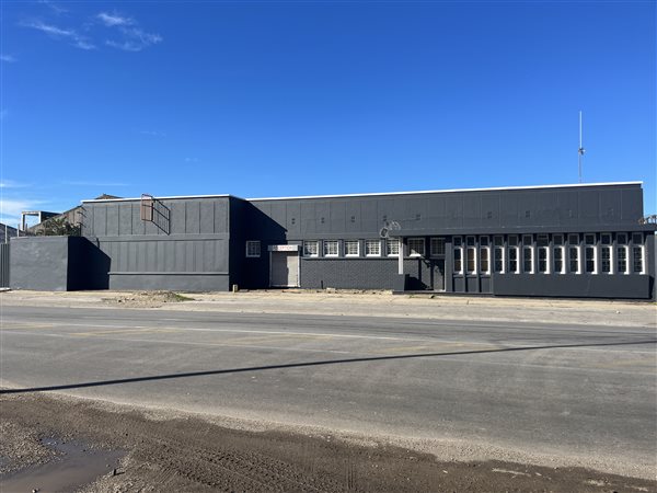 1 590  m² Industrial space