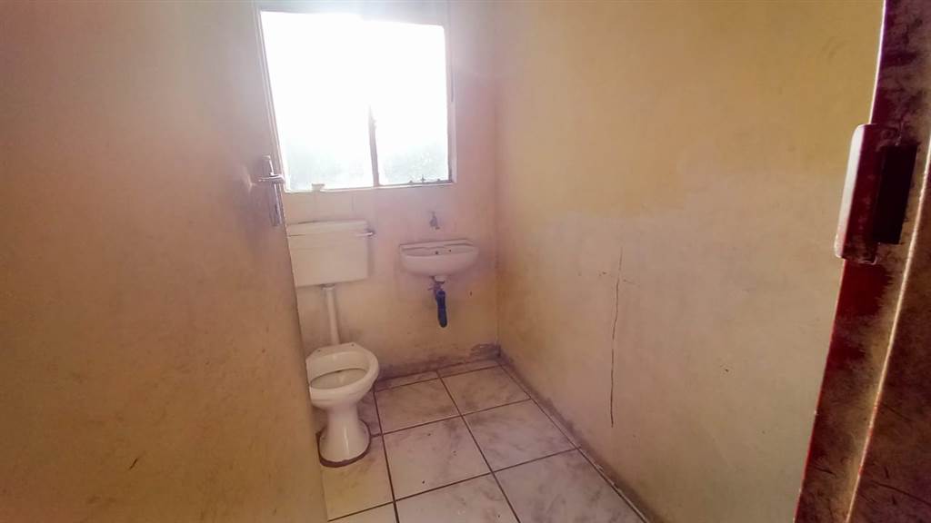 2 Bed House in Kroonstad photo number 11