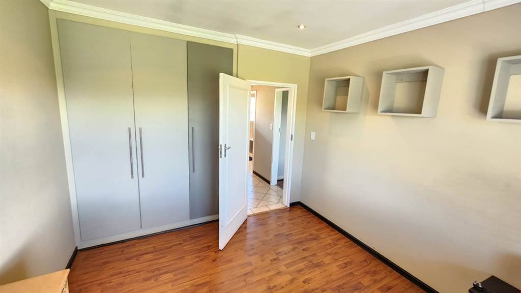 2 Bed Apartment in Eastleigh photo number 8