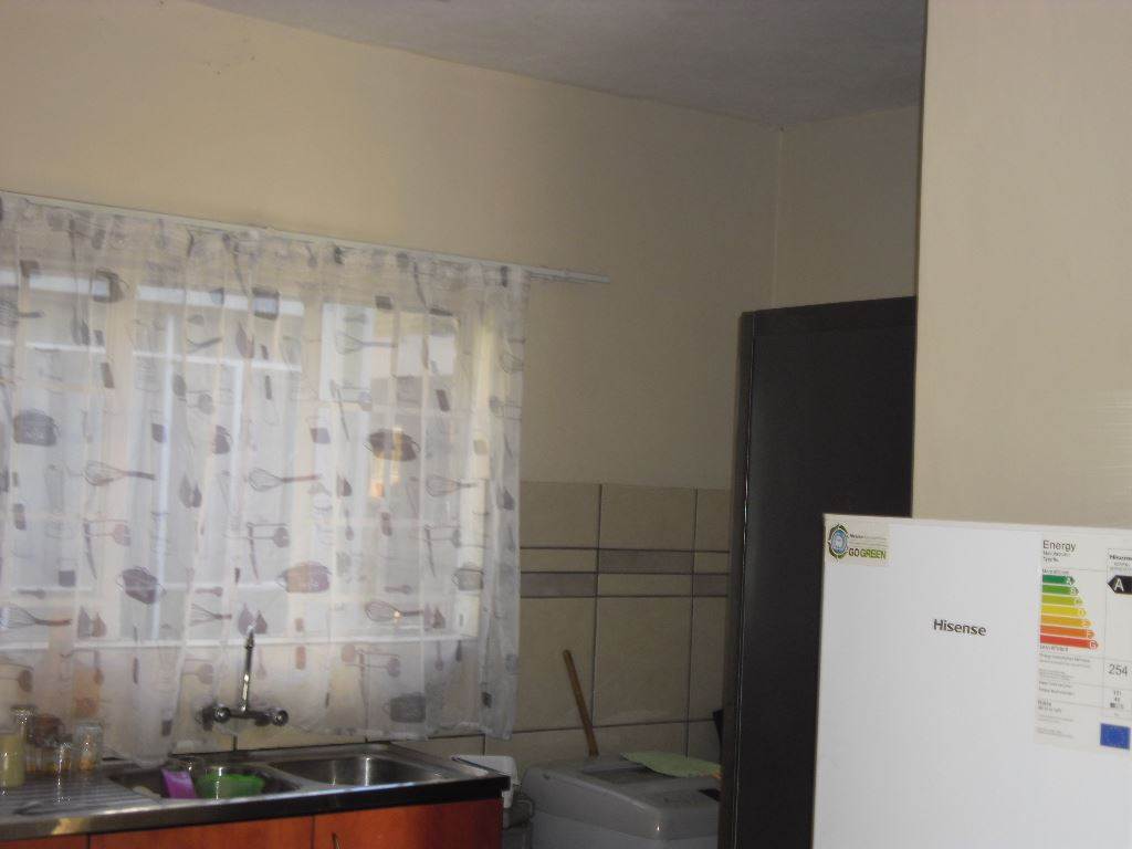 2 Bed Flat in Rustenburg Central photo number 3