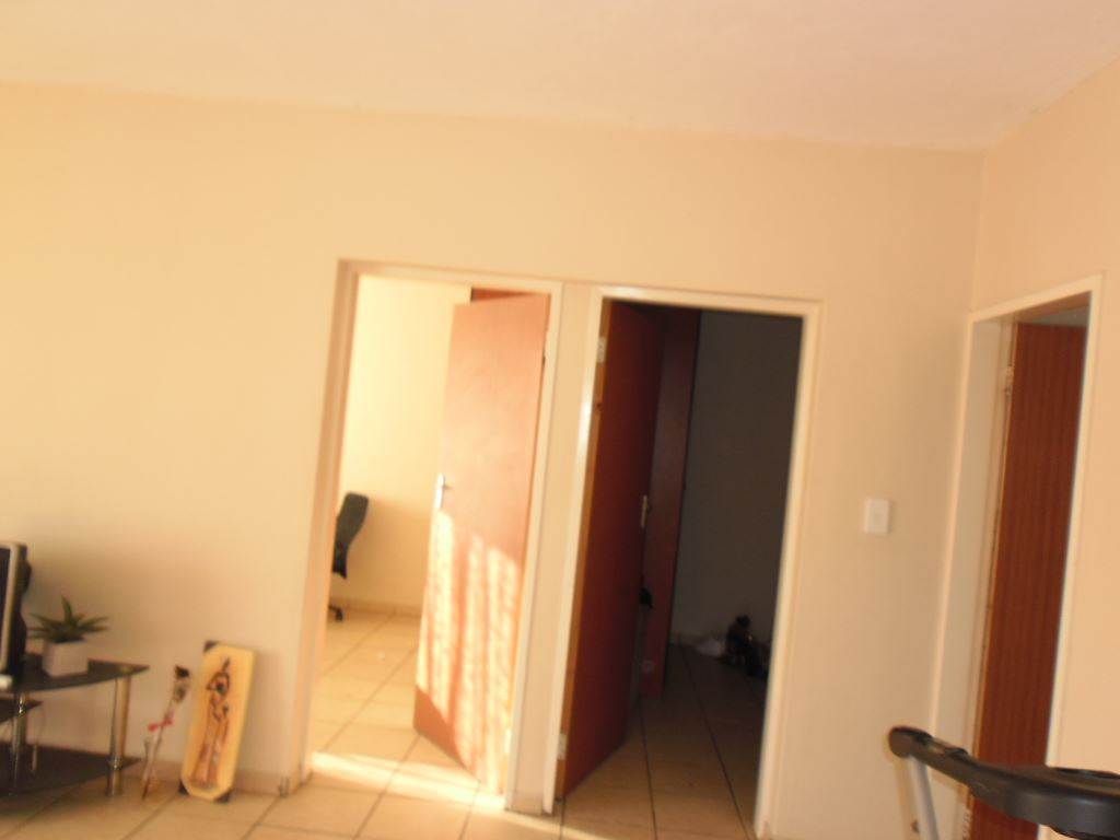 2 Bed Flat in Rustenburg Central photo number 5