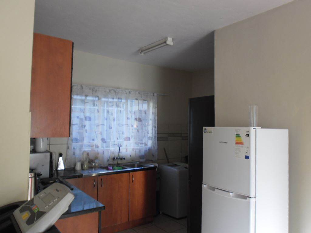 2 Bed Flat in Rustenburg Central photo number 2