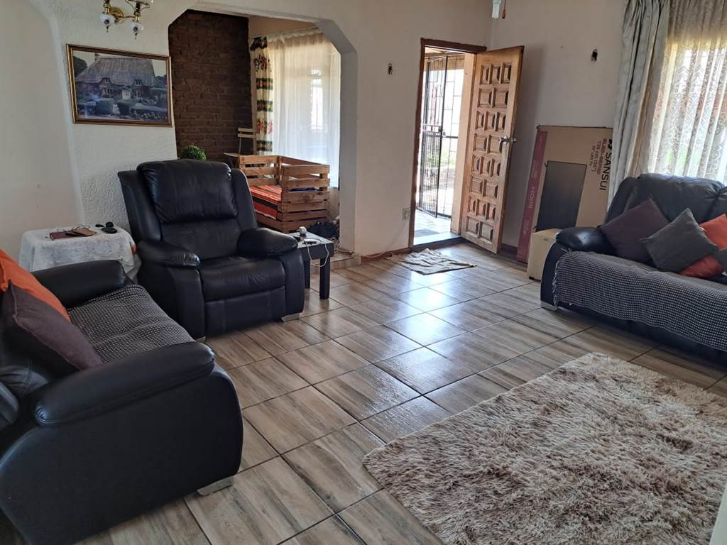 5 Bed House in Rensburg photo number 7