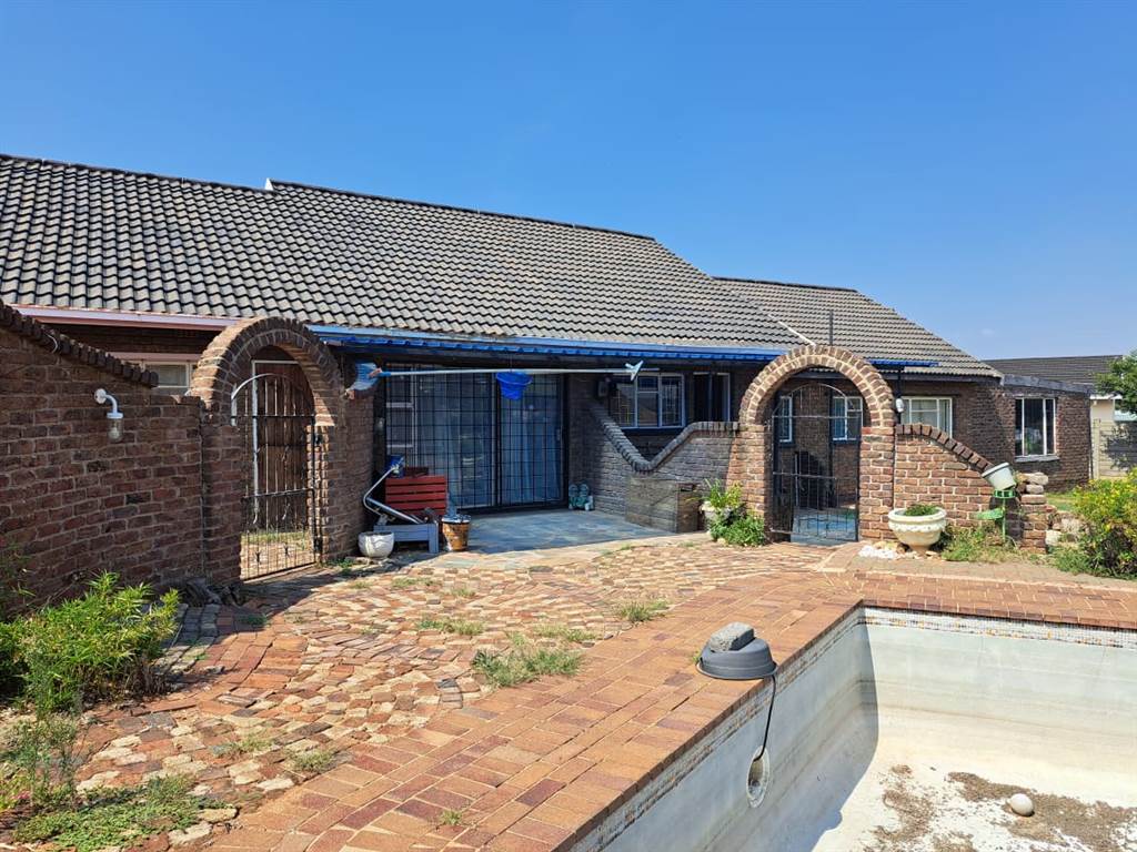 5 Bed House in Rensburg photo number 30