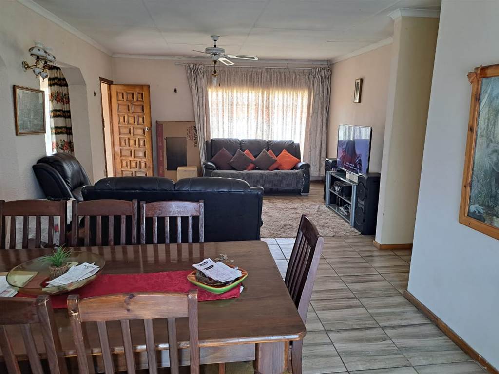 5 Bed House in Rensburg photo number 5
