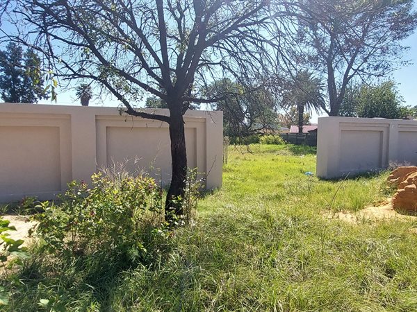 1190 m² Land available in Rensburg
