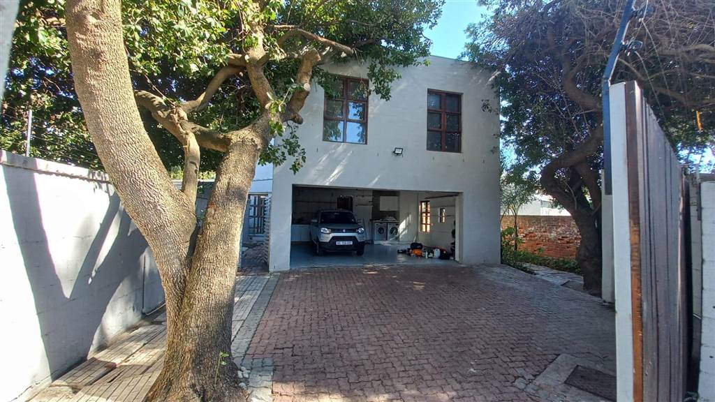4 Bed House in Milnerton Central photo number 2