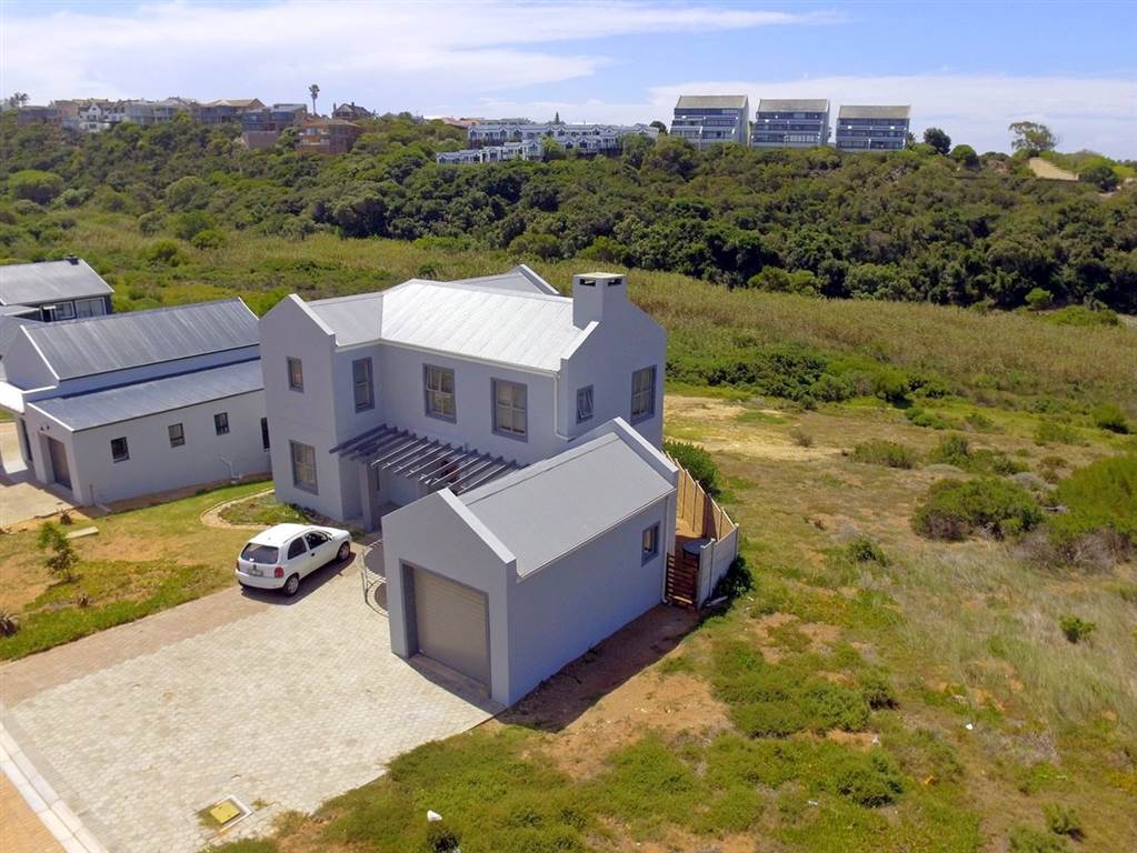 4 Bed House in Stilbaai photo number 4