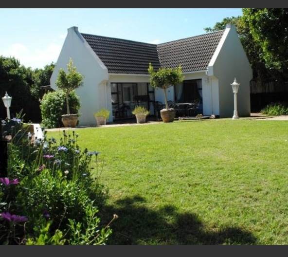 2 Bed Garden Cottage in St Francis Bay photo number 12