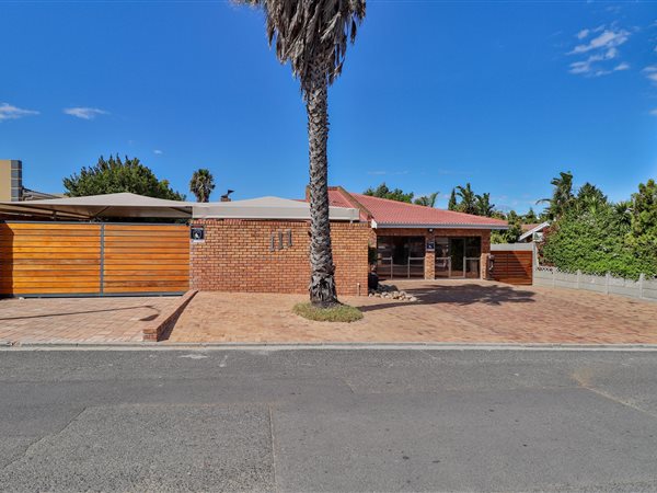 6 Bed House in Protea Heights
