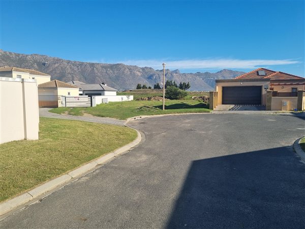 504 m² Land available in Fairview Golf Estate