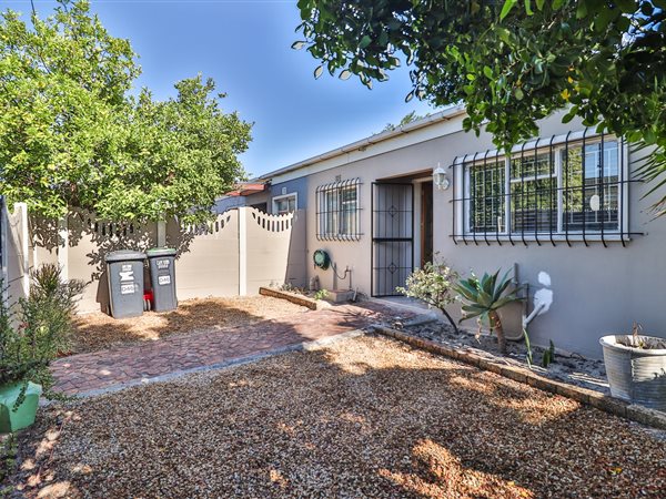 2 Bed Townhouse in Groenvallei