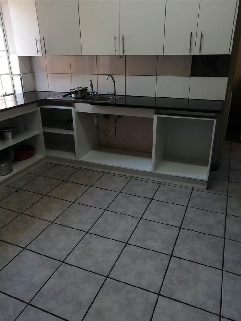 1 Bed Apartment in Bellville South photo number 6