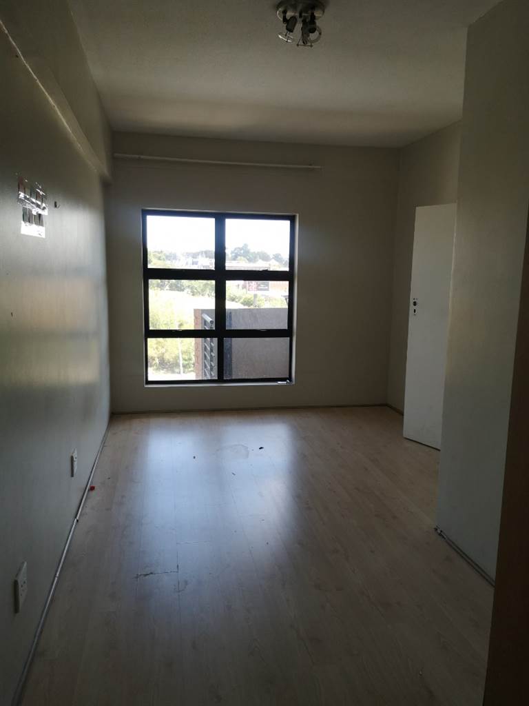 2 Bed Apartment in Milpark photo number 11