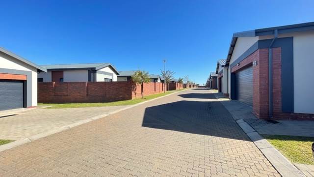 3 Bed Townhouse in Kyalami Hills photo number 17